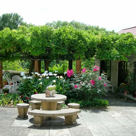 Sous La Glycine Miélan