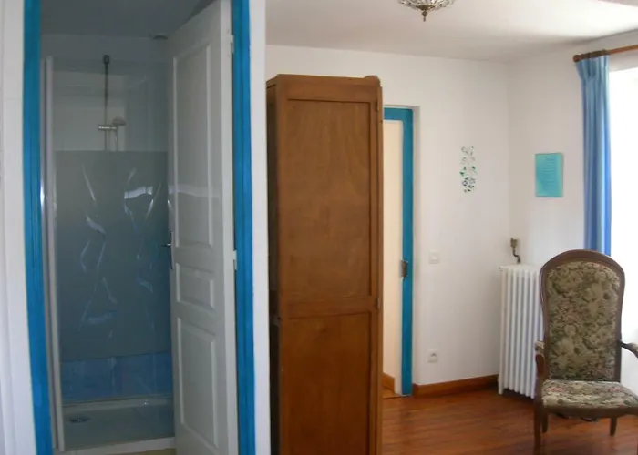 Sous La Glycine Miélan