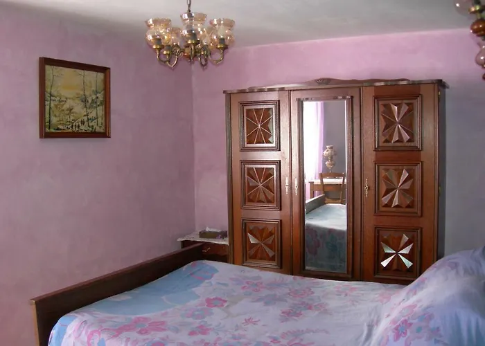 Sous La Glycine Miélan