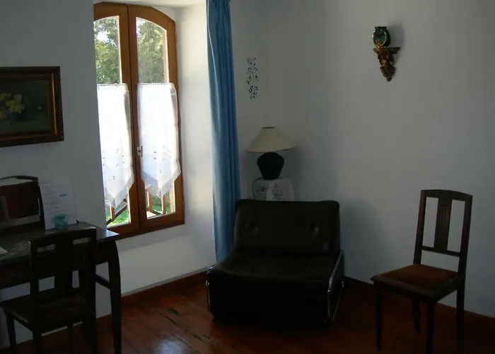 Sous La Glycine Miélan