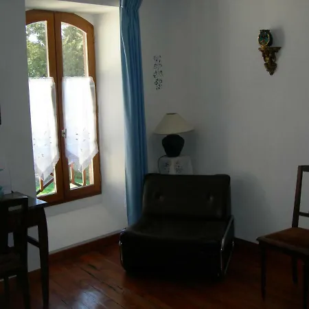 Sous La Glycine Miélan