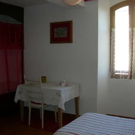 Sous La Glycine Bed and Breakfast 3*