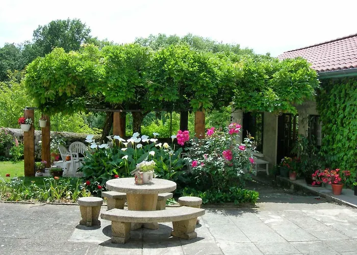 Sous La Glycine Miélan